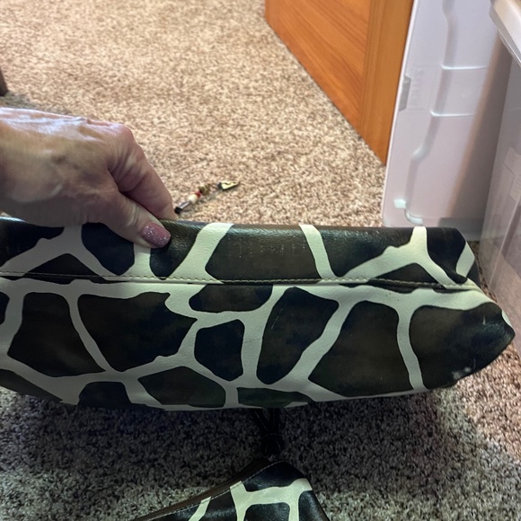 Girafe Print tote with matching cosmetic case - Picture 3 of 13